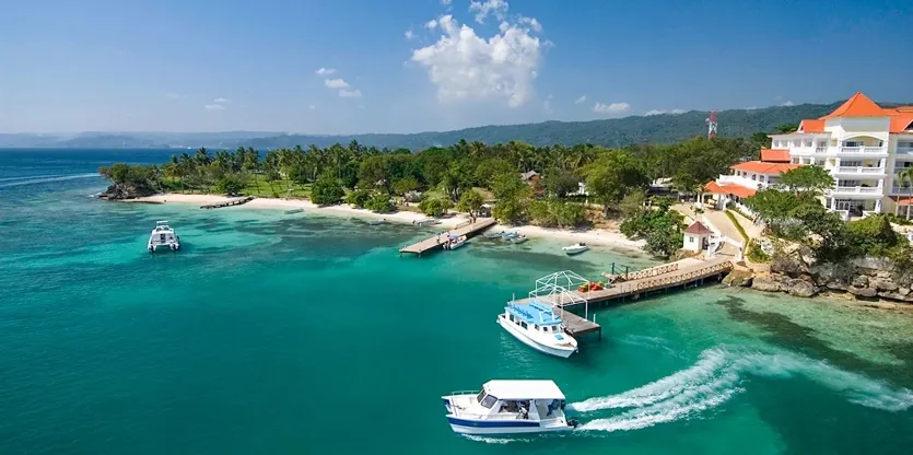 Coast of the Samaná peninsula with boats and vegetation