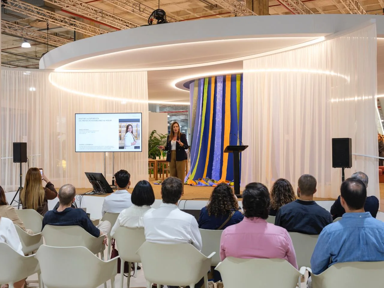 Sala de Hábitat Valencia durante la ponencia de Ángela Moyano, con más de 100 asistentes