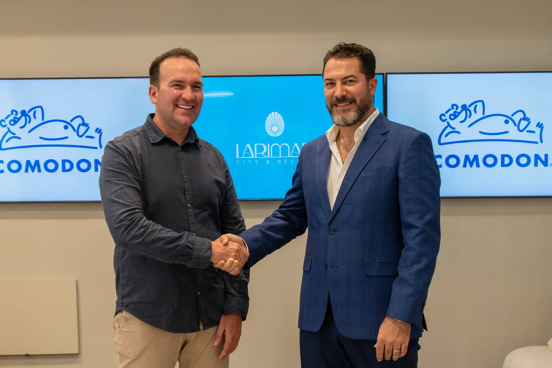 Signing of the agreement between Larimar City & Resort and Comodón