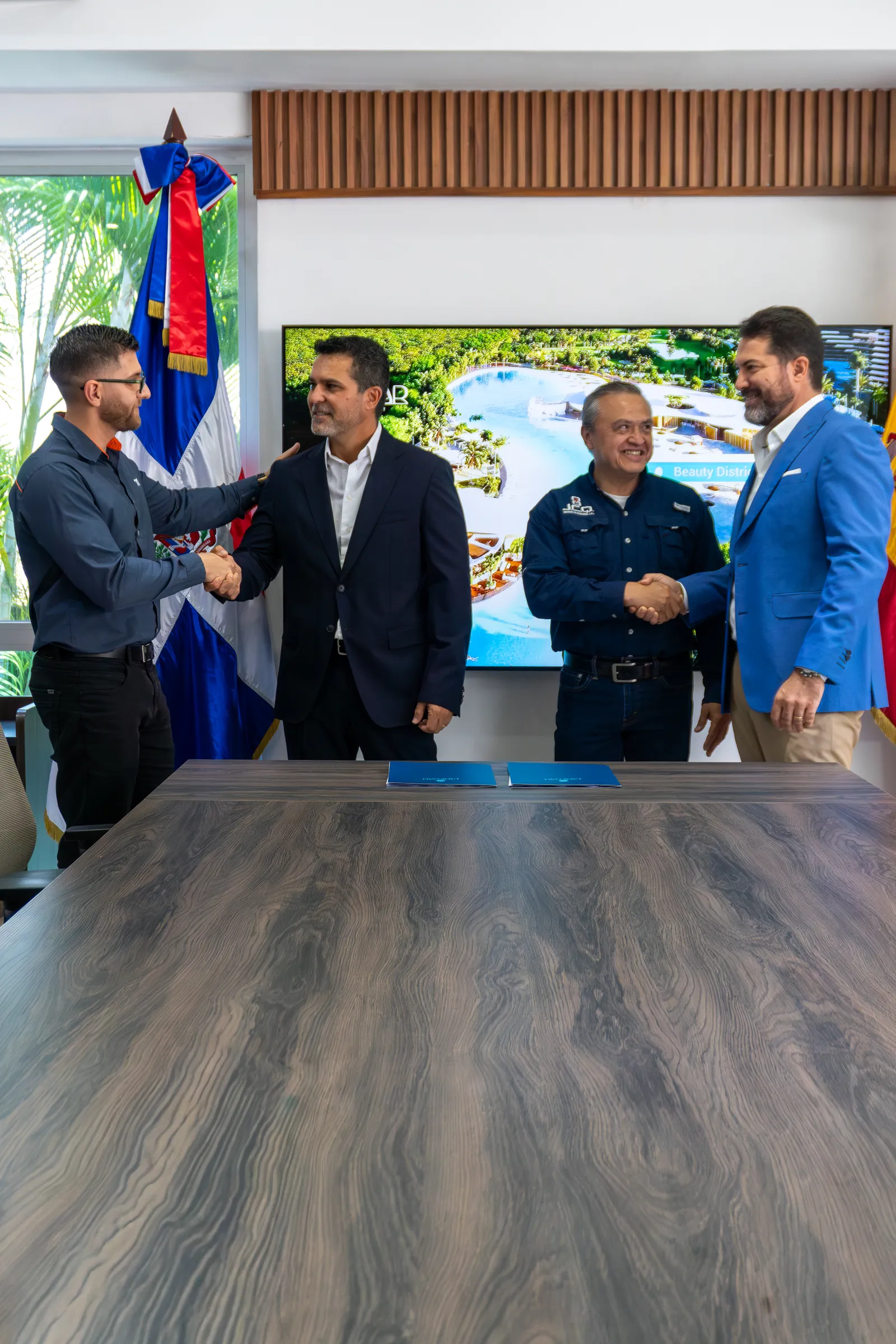 Representantes de Larimar City, TK Elevator y JCQ sellan la alianza