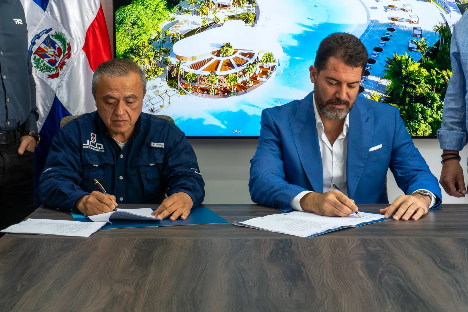 Momento de la firma del acuerdo de movilidad vertical en Larimar City