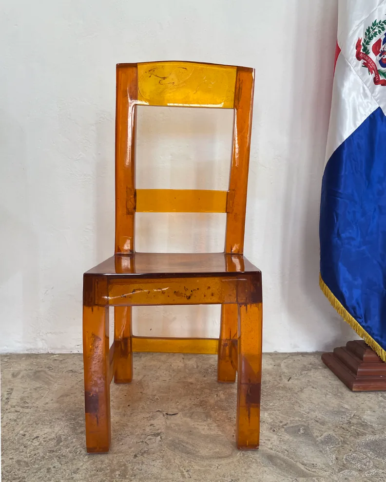 Decorative chair made of amber next to the flag of the Dominican Republic