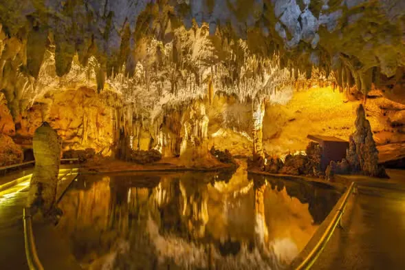Estalactitas y formaciones iluminadas en la Cueva de las Maravillas, República Dominicana