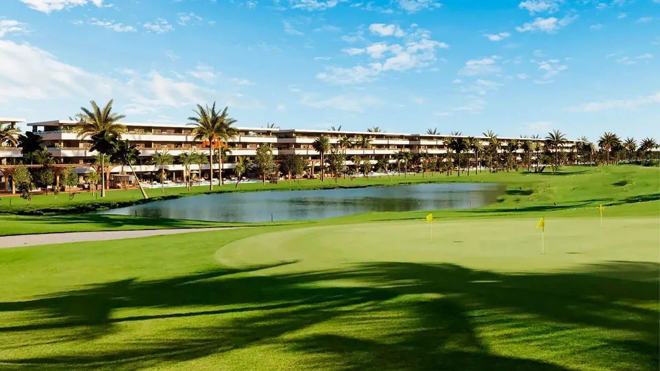 Campo de golf rodeado de vegetación tropical en Punta Cana