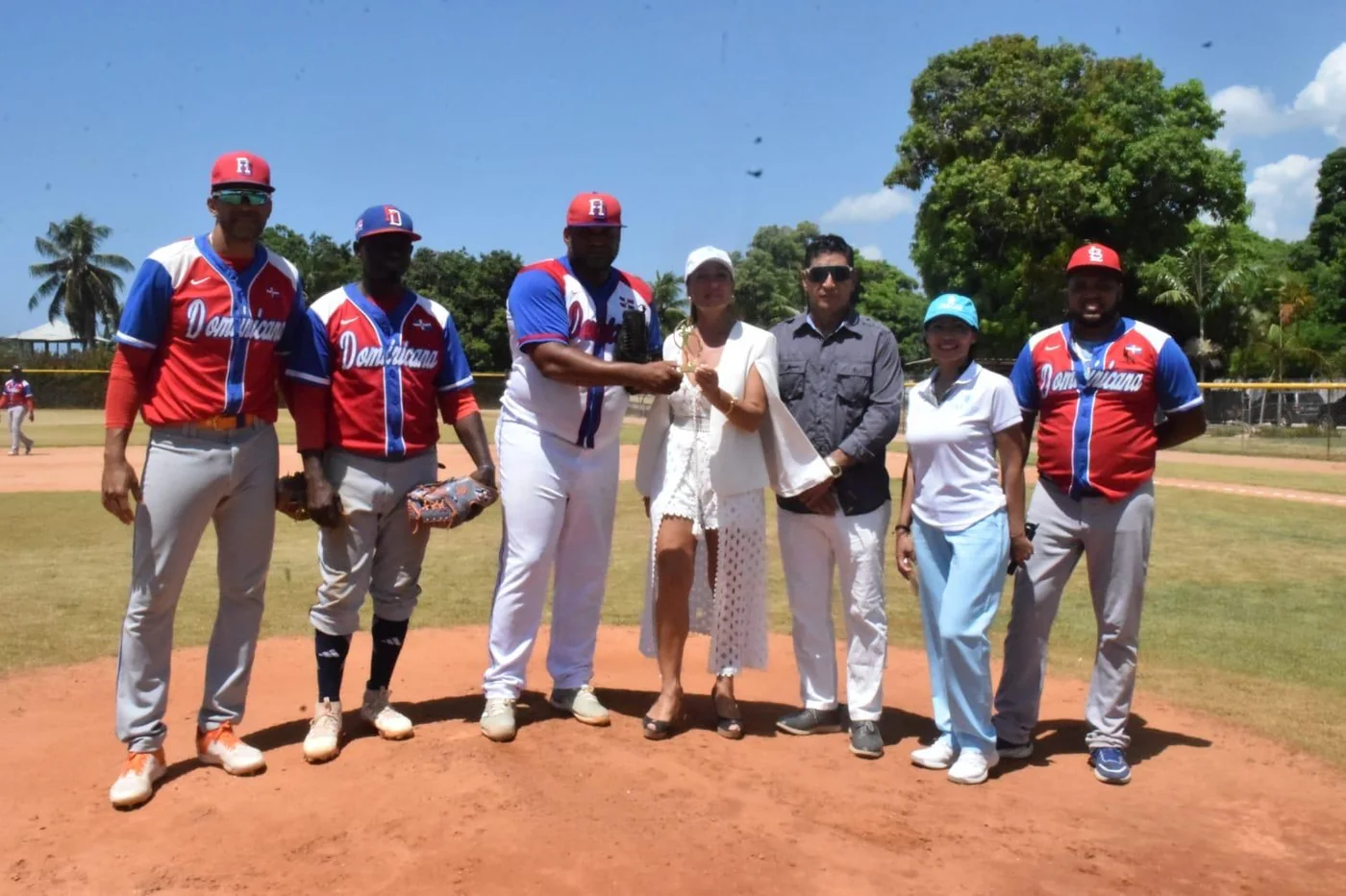 Rosa Sancho presents the recognition to the Herrera veterans' team during a Larimar City event