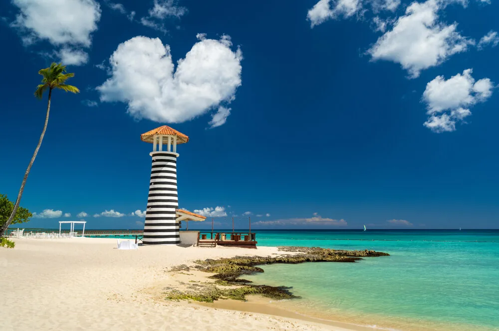 Playa de Bayahíbe con su faro, punto de partida hacia Isla Saona