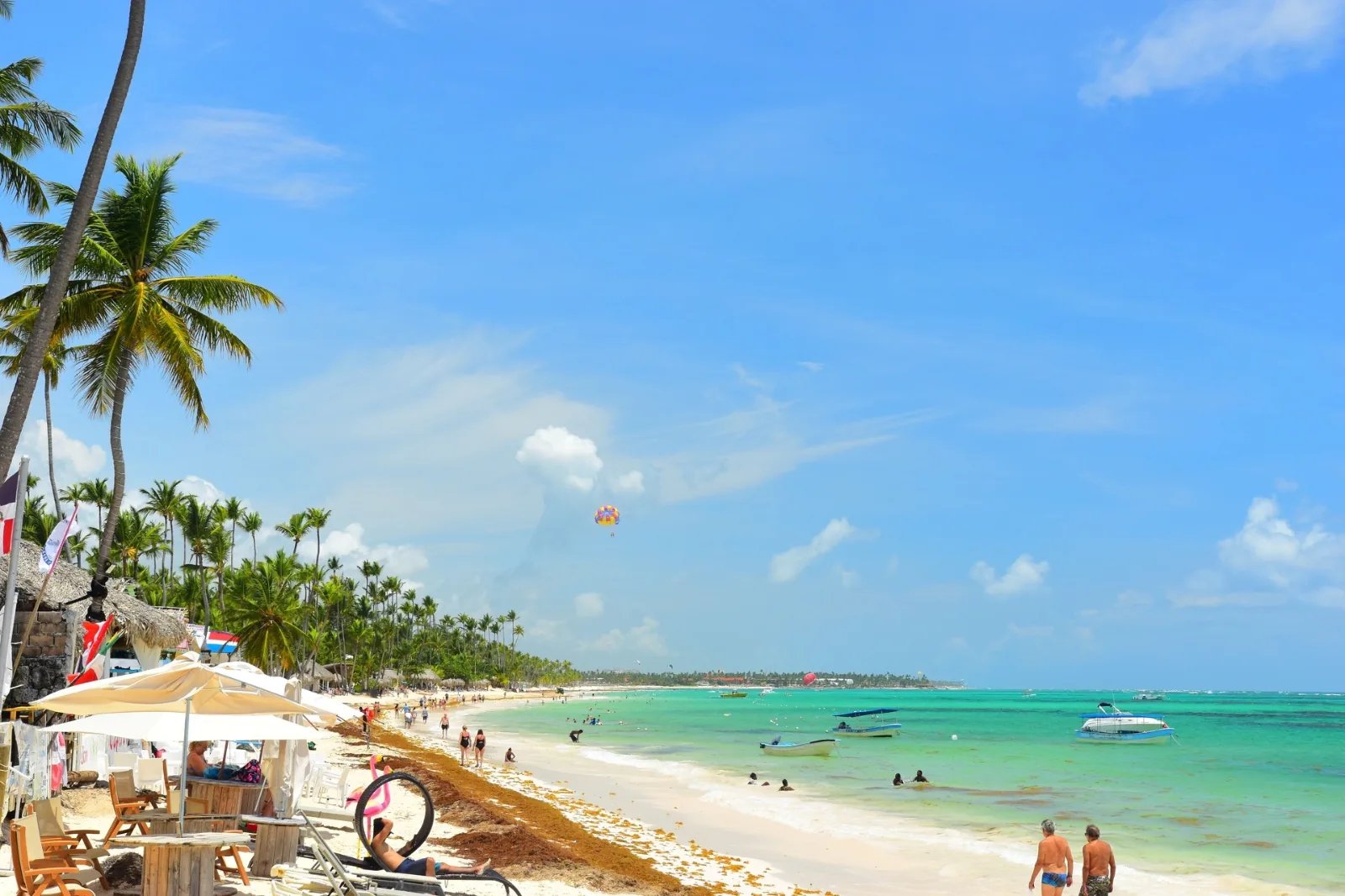Playa El Cortecito en Bávaro, Punta Cana, con vida local y ambiente animado junto al mar