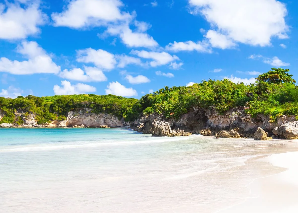 Playa Macao en Punta Cana, conocida por el surf y su entorno natural