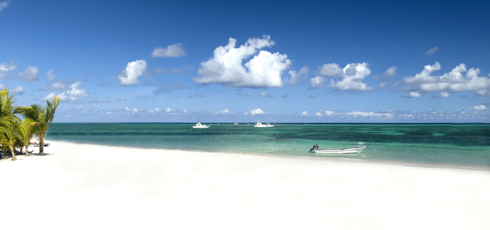 Playa Blanca en Punta Cana, de aguas tranquilas y arena blanca, cerca de Larimar City