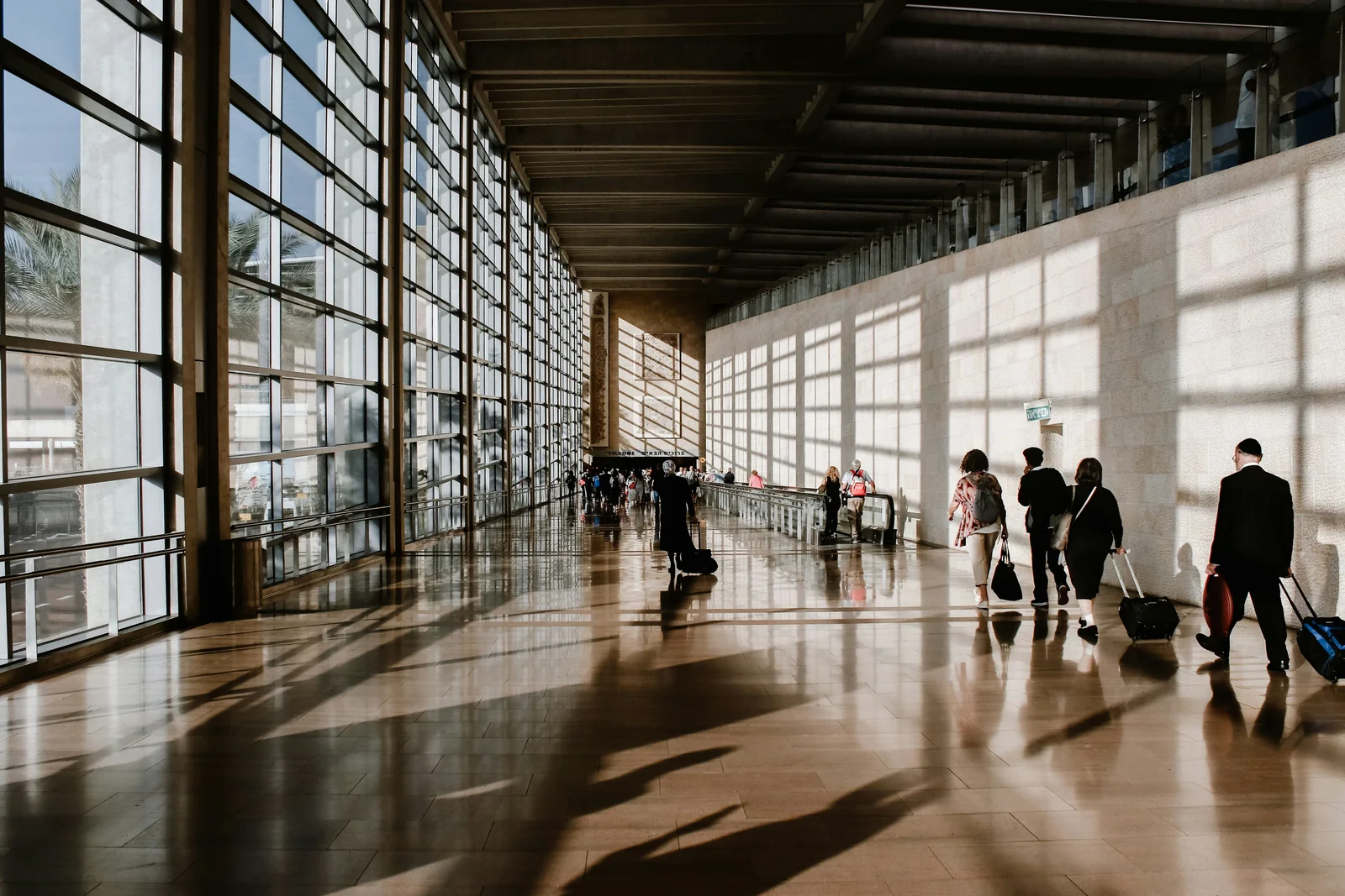 Viajeros con equipaje en la terminal de un aeropuerto internacional
